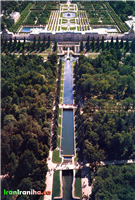  عکس  هوایی  از  محور  مرکزی  پارک  موزه‌ی  پیترهوف.  (این  عکس  متعلق  به  دایرة‌المعارف  سن‌پیترزبورگ  است.) 
