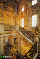  نمایی  داخلی  از  قصر  پیترهوف.  (عکس  از  کتاب  سن  پیترزبورگ  –  چاپ  مسکو) 