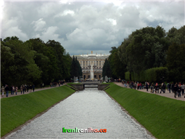  محور  اصلی  باغ‌موزه  و  قصر  پیترهوف.  تعداد  زیاد  بازدیدکننده‌ها  در  این  عکس  به‌خوبی  مشهود  است. 