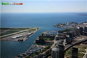  نمایی  از  ساحل  دریاچه  انتاریو  در  جنوب  شهر  تورنتو.  در  سمت  چپ  تصویر  بخشی  از  باند  فرودگاه  محلی  تورنتو  مشاهده  می‌شود. 