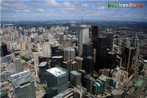  نمایی  از  مرکز  شهر  تورنتو.  اکثر  آسمان‌خراش‌های  این  منطقه  مراکز  تجاری  هستند  و  عمدتاً  به  بانک‌ها  تعلق  دارند. 