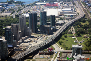  نمایی  از  شهر  تورنتو،  در  این  تصویر  بزرگراه  گاردینر  مشاهده  می‌شود. 