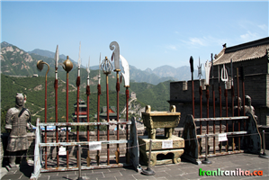  محلی  در  کنار  یکی  از  برج‌های  دیده‌بانی  برای  نمایش  ادوات  جنگی  سربازان  چینی  که  در  گذشته  مورداستفاده  بوده  است. 