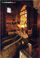  مقبره‌ی  مولانا.  همان‌طور  که  ملاحظه  می‌کنید  بر  روی  قبور  آقایان  کلاه  و  دستار  گذاشته‌اند.  عکس  از  کتاب:  Mevlana  and  Konya 