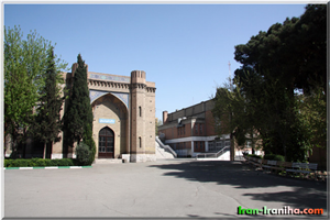  حیاط  مرکزی  دبیرستان  البرز.  سالن  شهید  رجایی  و  ساختمان  کتابخانه  و  آزمایشگاه  ها  در  تصویر  مشاهده  می  شوند. 