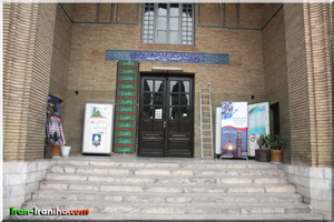  سردر  ورودی  به  ساختمان  مرکزی  دبیرستان  البرز 
